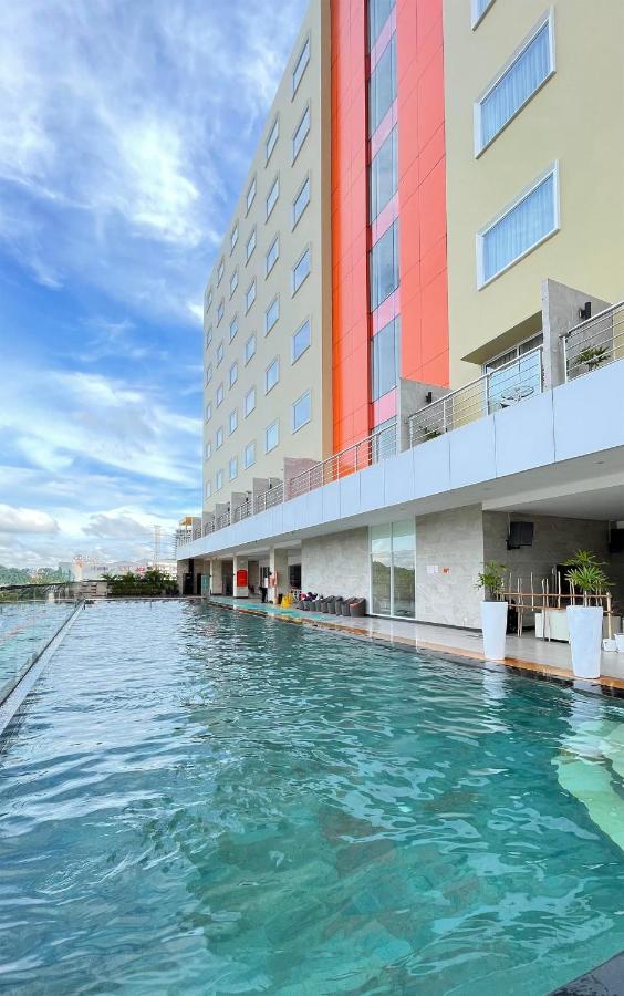 Harris Hotel Samarinda Exteriör bild