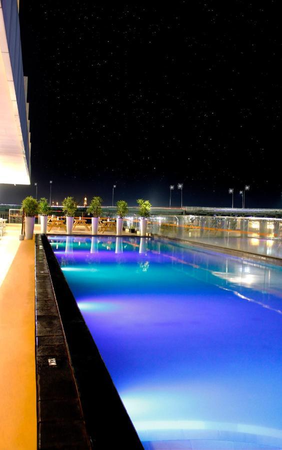 Harris Hotel Samarinda Exteriör bild