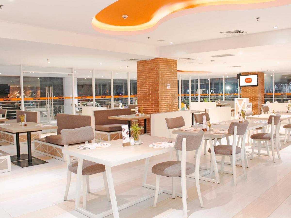 Harris Hotel Samarinda Exteriör bild